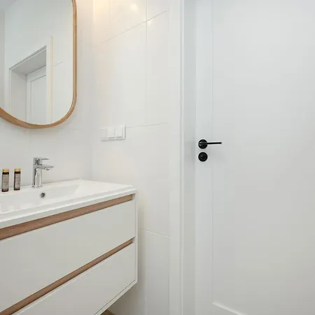Modern With Air Conditioning And Parking By Renters Prestige